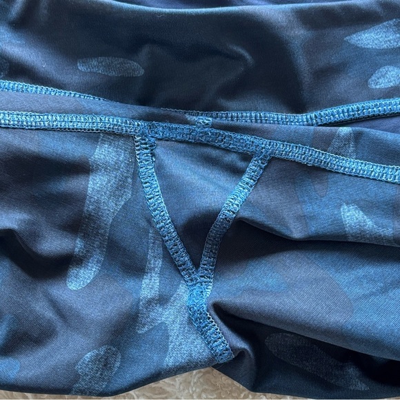 Lululemon Run Inspire Crop II Leggings Size 8 Blue Camo Luxtreme Capri - Picture 5 of 6